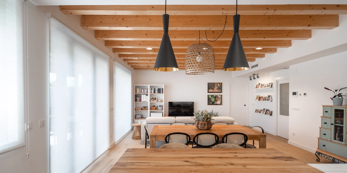 Distribuidor con luz natural en chalet Passivhaus