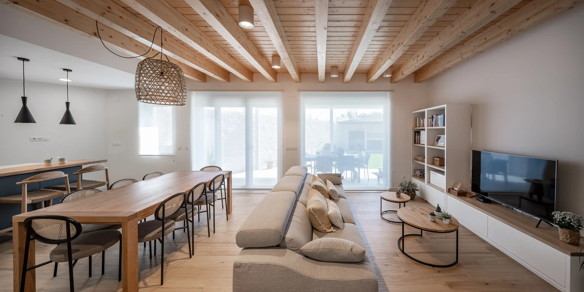 Fachada principal con diseño moderno en vivienda Passivhaus