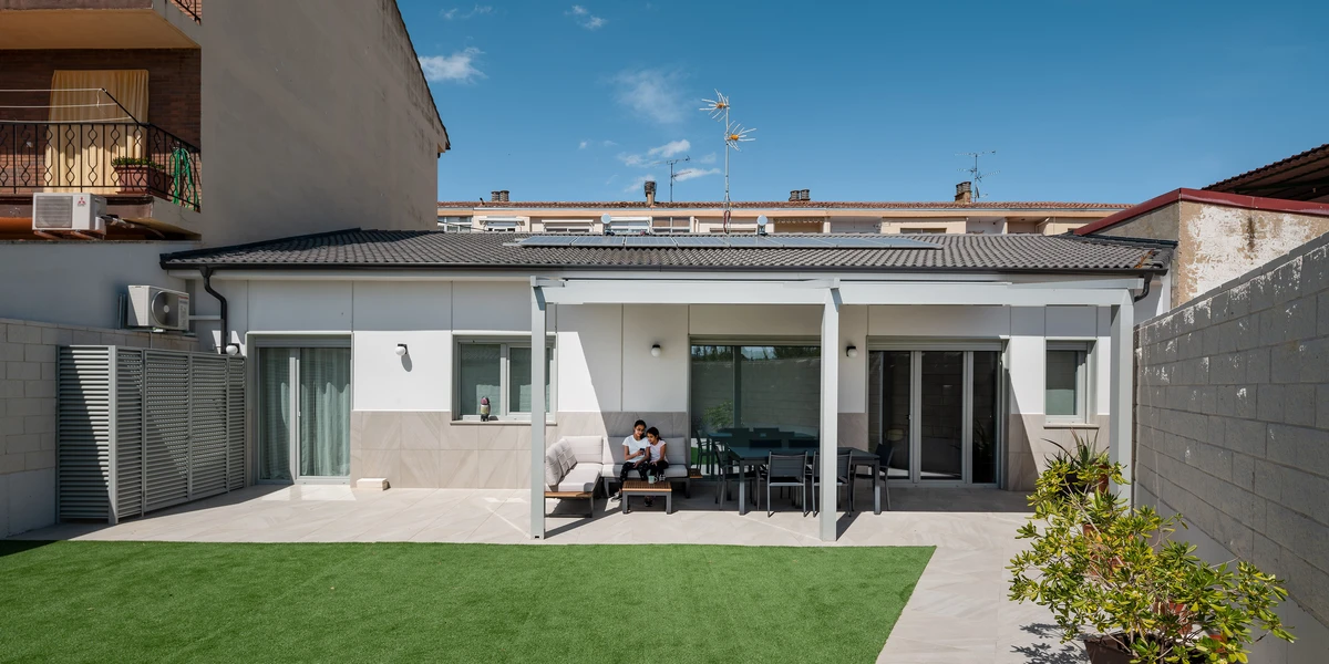 Interior del salón con acabados de alta eficiencia energética
