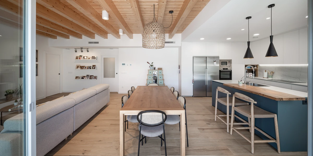 Vista trasera de la vivienda en Pradejón con jardín privado