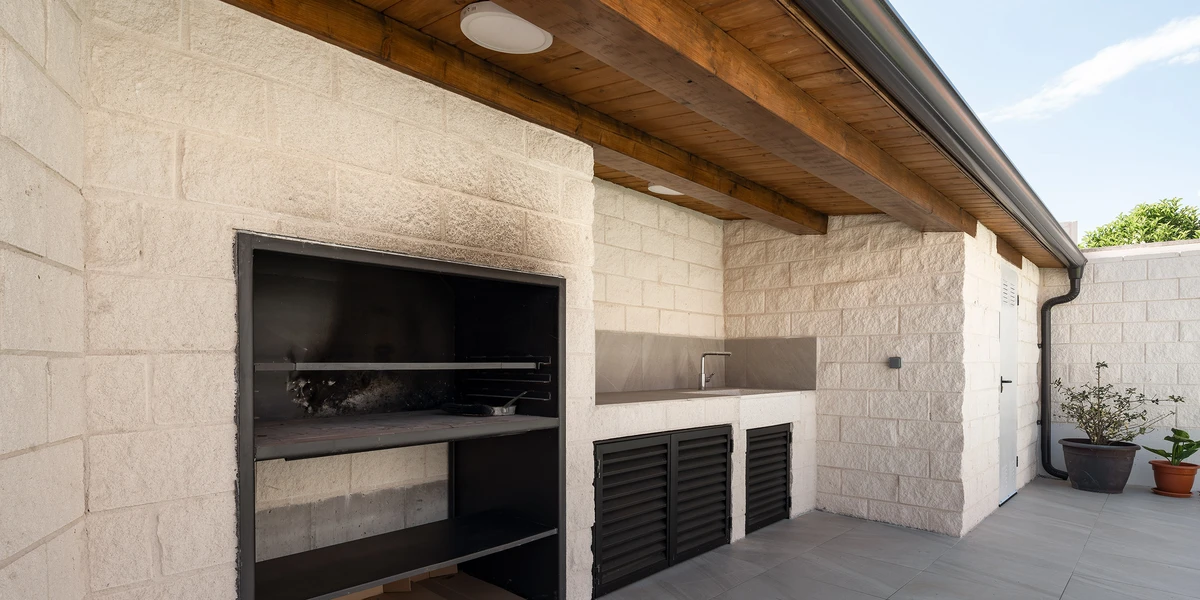 Zona de cocina abierta con vistas al exterior