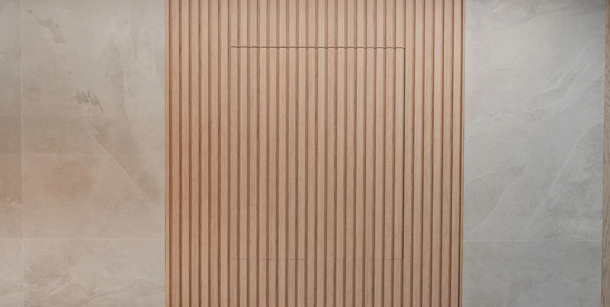 Bano Con Mueble Suspendido Y Revestimiento Ceramico Beige En Vivienda En La Rioja