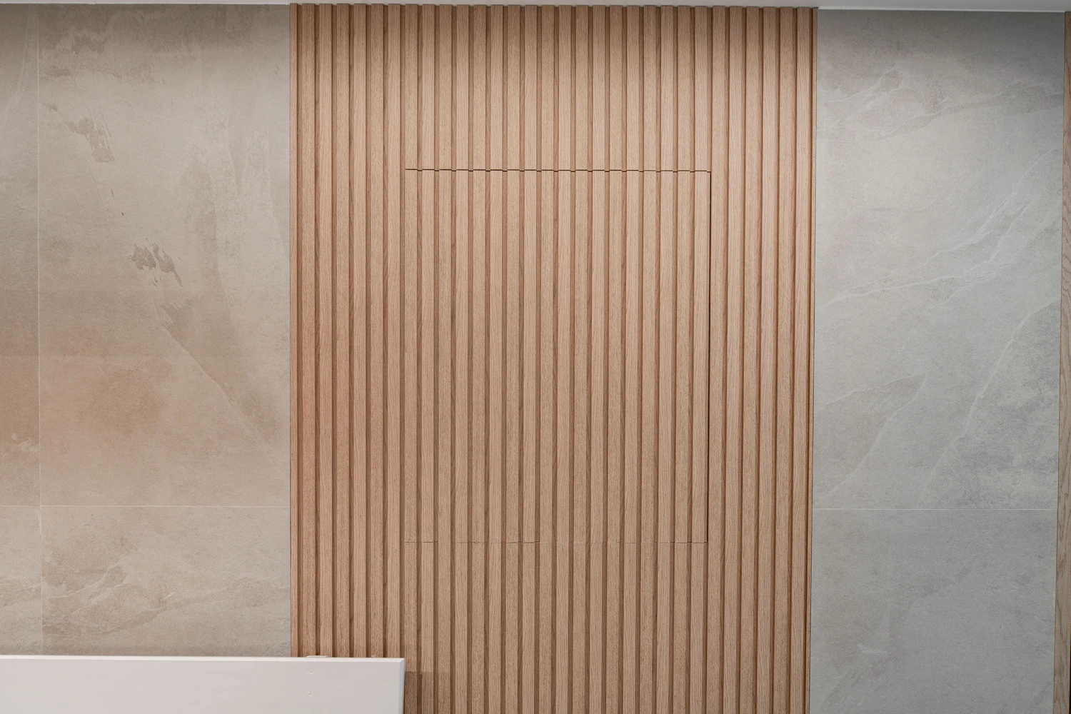 Bano Con Mueble Suspendido Y Revestimiento Ceramico Beige En Vivienda En La Rioja