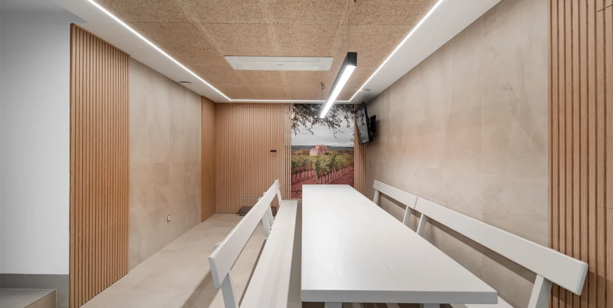 Comedor Amplio Con Iluminacion Led Y Revestimientos En Madera Natural En La Rioja