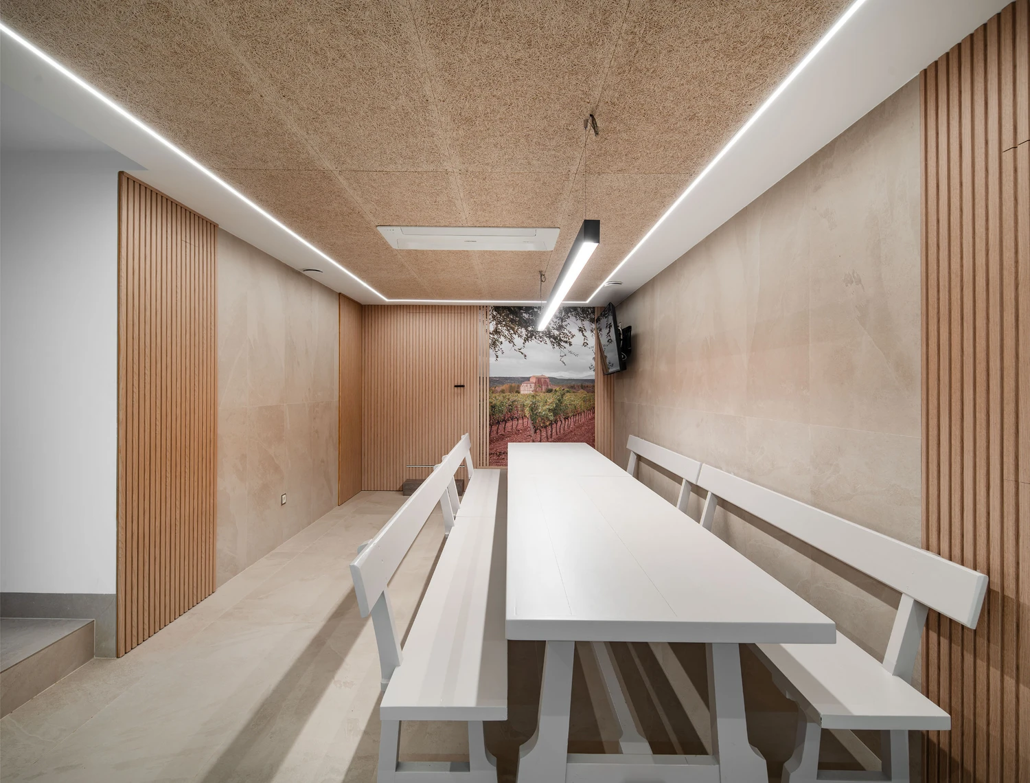 Comedor Amplio Con Iluminacion Led Y Revestimientos En Madera Natural En La Rioja