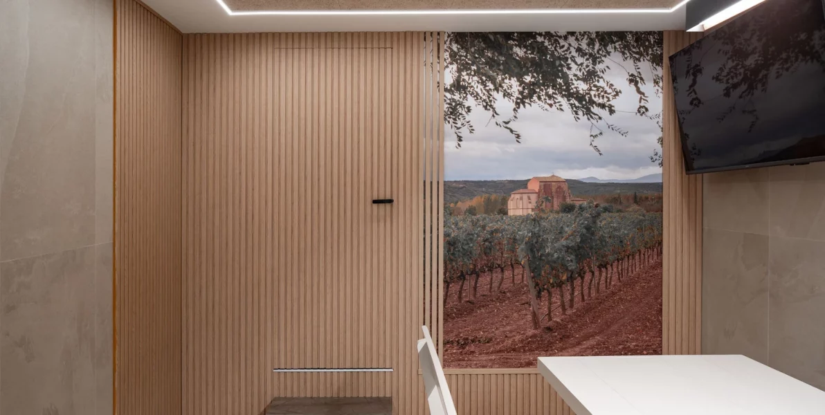 Detalle De Pared De Madera Y Vinilo Decorativo Con Paisaje De Vinedo En La Rioja