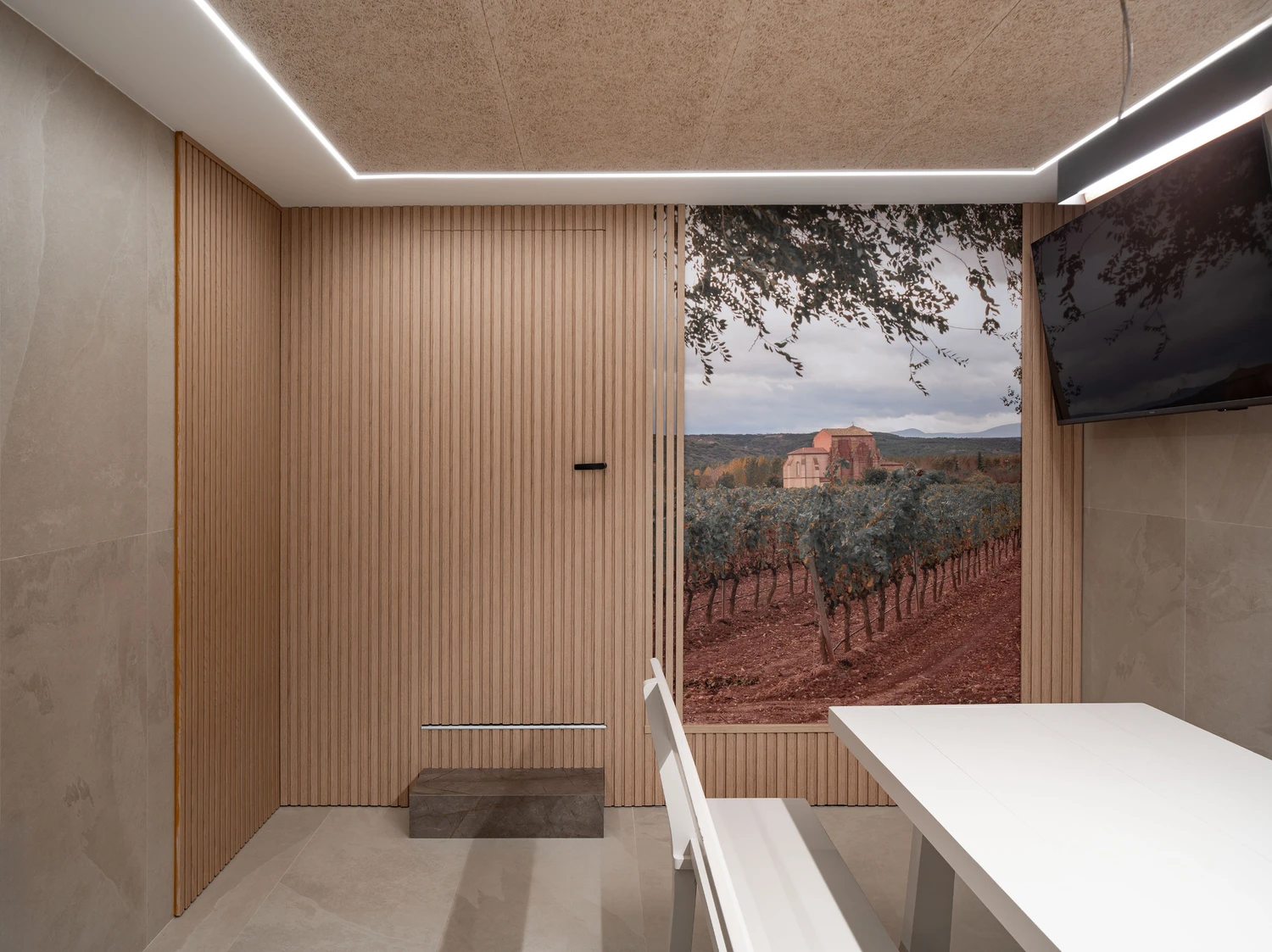Detalle De Pared De Madera Y Vinilo Decorativo Con Paisaje De Vinedo En La Rioja