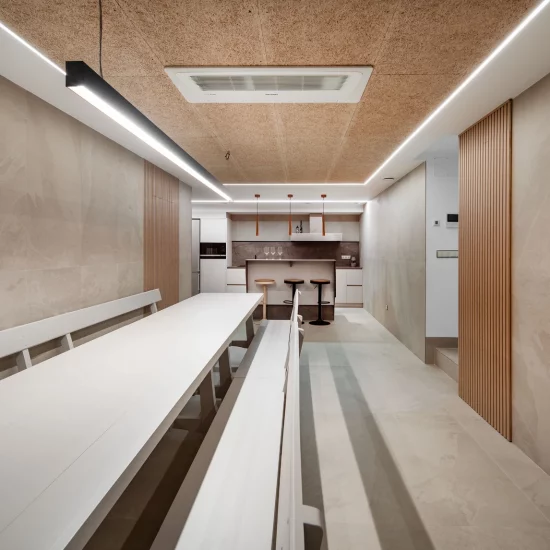 Merendero Moderno Con Cocina Integrada En Vivienda Sostenible En La Rioja