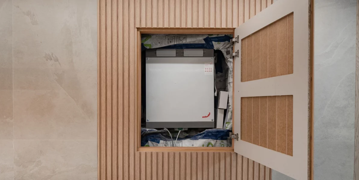 Panel De Madera Ocultando Sistema De Ventilacion Zehnder En Vivienda Eficiente En La Rioja