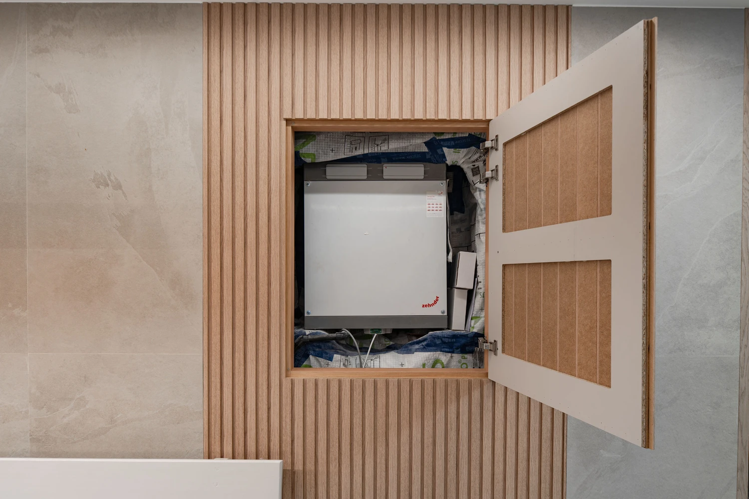 Panel De Madera Ocultando Sistema De Ventilacion Zehnder En Vivienda Eficiente En La Rioja