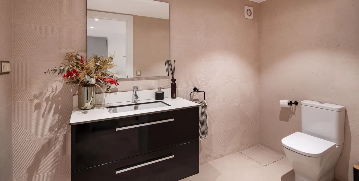 Puerta Abierta Con Acceso Al Pasillo Desde El Merendero En Vivienda Sostenible En La Rioja