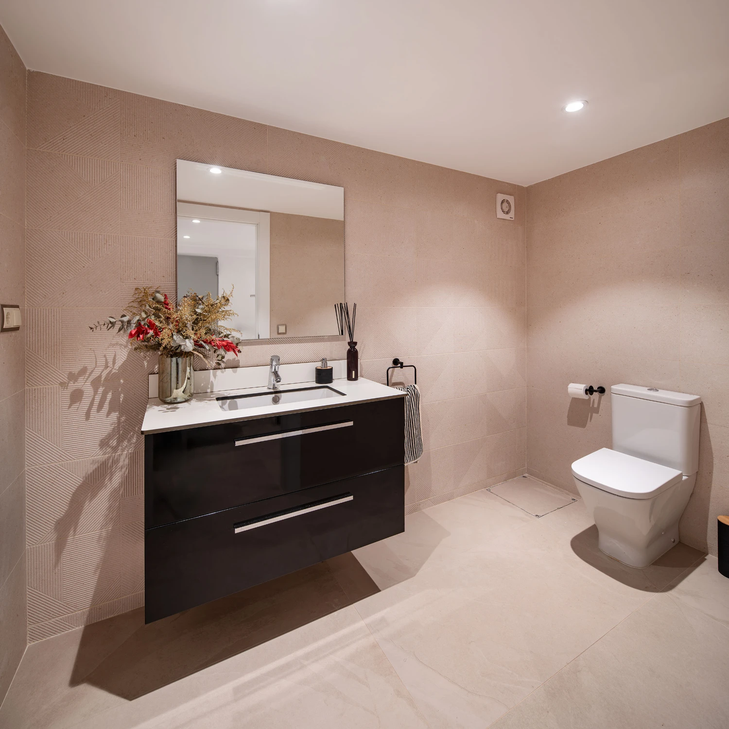 Puerta Abierta Con Acceso Al Pasillo Desde El Merendero En Vivienda Sostenible En La Rioja