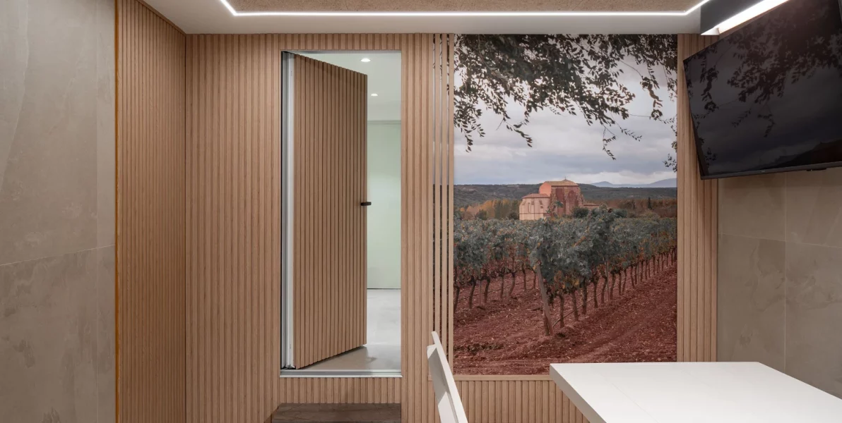 Puerta Oculta Integrada En Pared De Madera En Vivienda Moderna En La Rioja