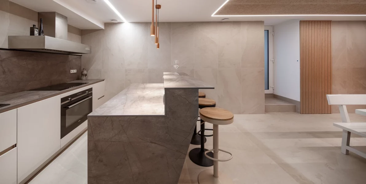 Zona De Cocina Con Barra Americana Y Taburetes Diseno Moderno En Vivienda En La Rioja