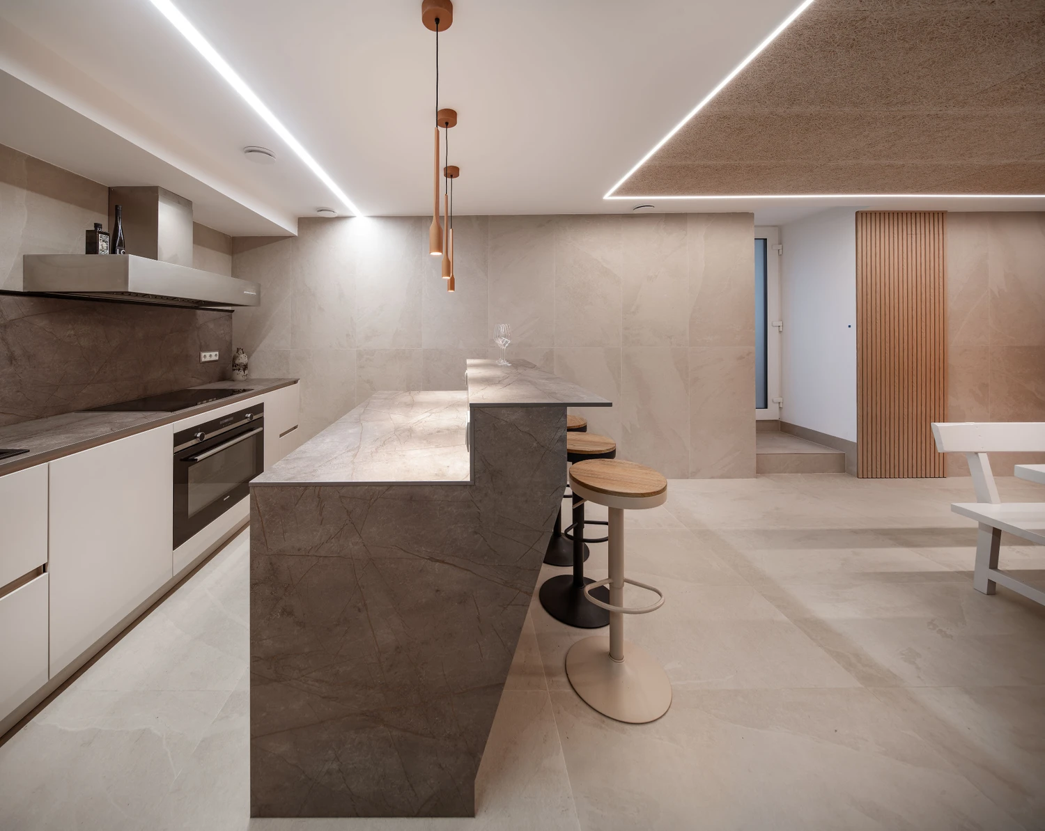 Zona De Cocina Con Barra Americana Y Taburetes Diseno Moderno En Vivienda En La Rioja